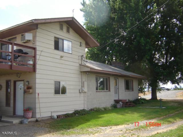 a view of a backyard of the house