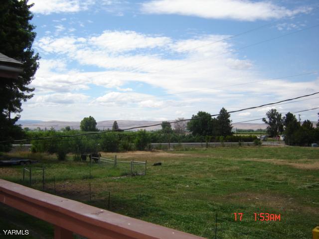 5711 Lateral A Road Wapato, WA 98951 - Photo 11 of 16 a view of a golf course with a lake
