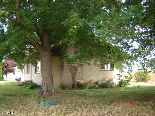 5711 Lateral A Road Wapato, WA 98951 - Photo 3 of 16 a view of a backyard with large trees