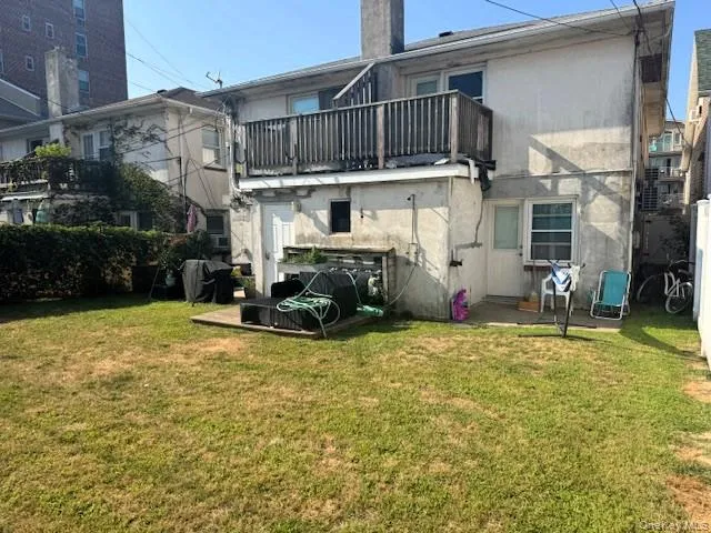 a view of a house with backyard and plants