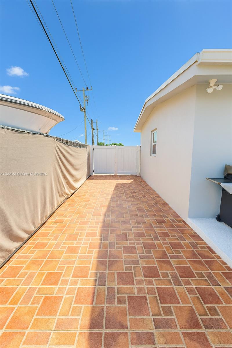 5250 Southwest 96th Avenue Miami, FL 33165 - Photo 5 of 16 a view of an empty room