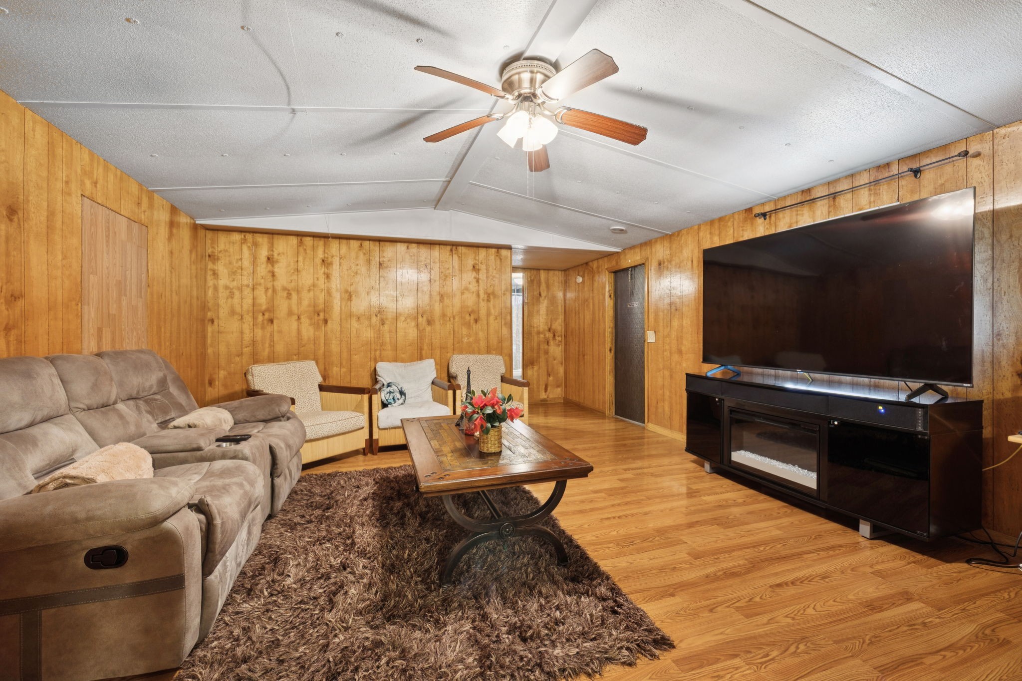 942 Fay Creek Road Wartrace, TN 37183 - Photo 25 of 68 a living room with furniture and a flat screen tv