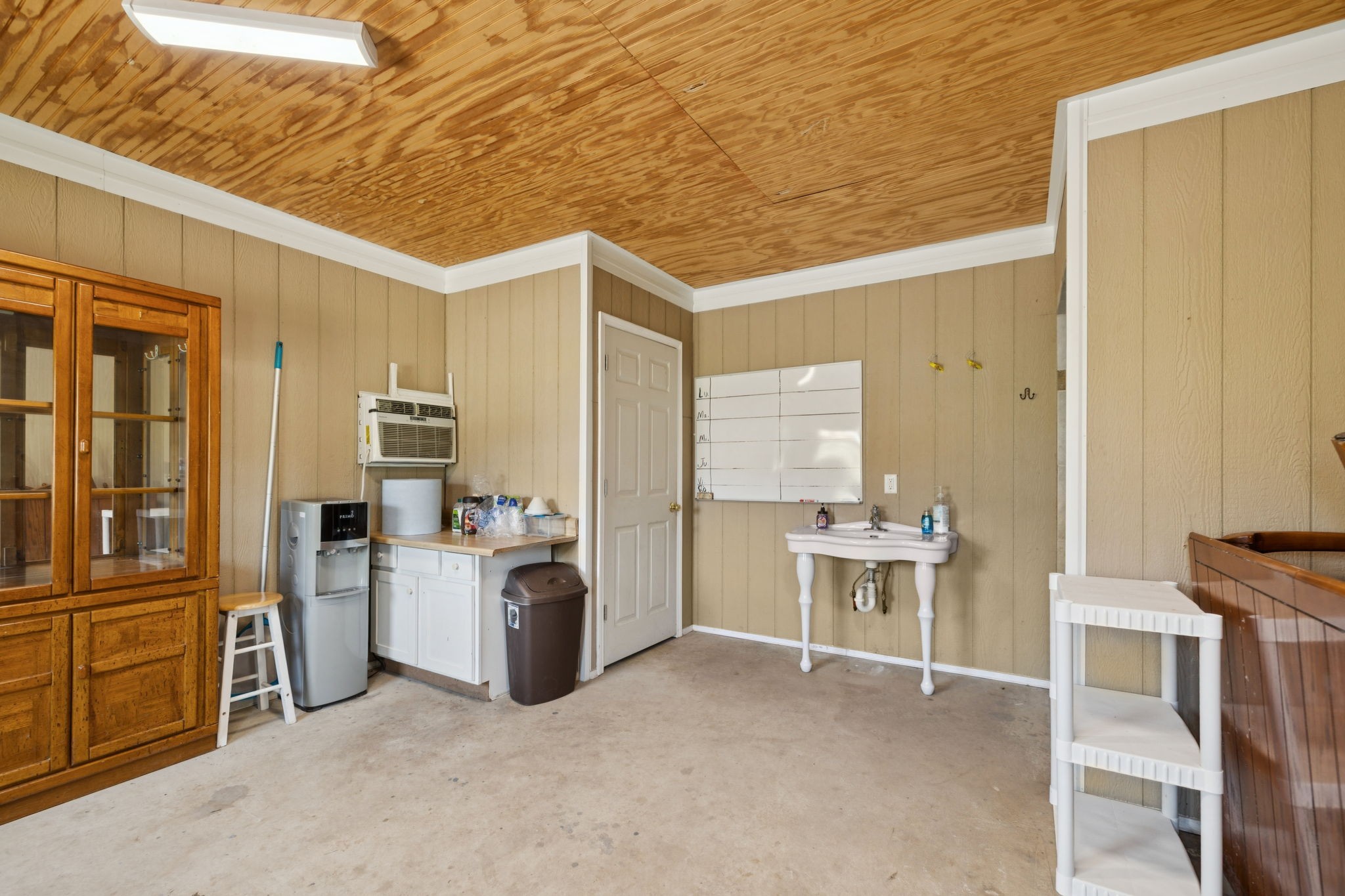 942 Fay Creek Road Wartrace, TN 37183 - Photo 64 of 68 a room with furniture a washer and dryer