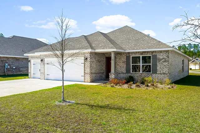 a view of a house with backyard and garden