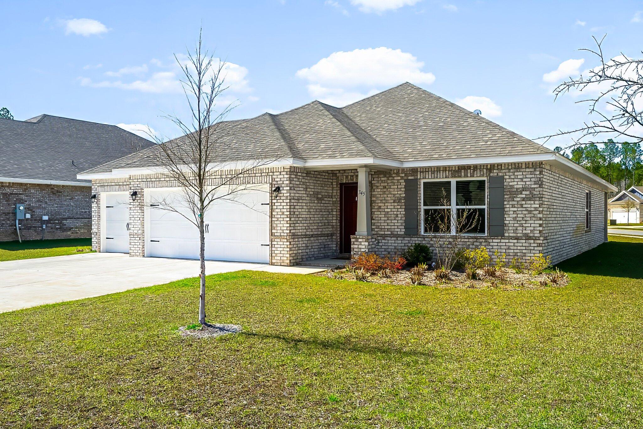 a view of a house with backyard and garden