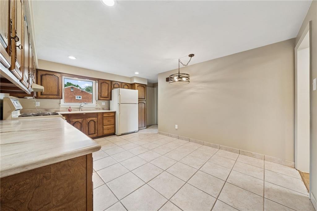 988 Shadycrest Road Pittsburgh, PA 15216 - Photo 8 of 35 Plenty of space for an over sized table or a large island.