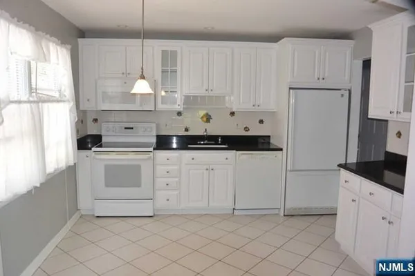 $3,400 | 382 Mayer Court, Unit 1, Ridgefield, NJ 07657