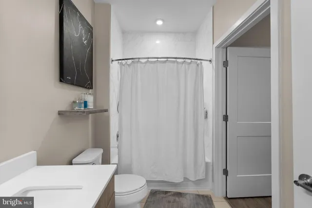 a en suite bathroom with a double vanity sink and a mirror