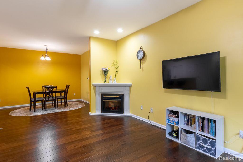 1723 Deepwood Circle Rochester, MI 48307 - Photo 7 of 20 Living/Dining