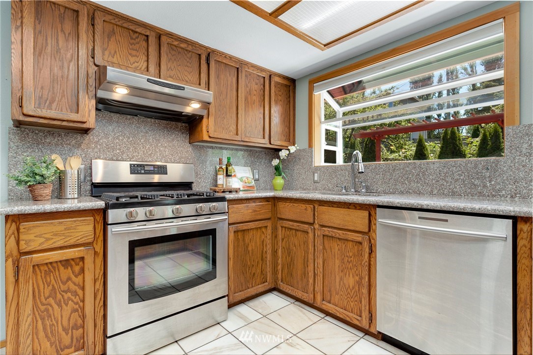 10229 26th Avenue Southwest Seattle, WA 98146 - Photo 12 of 40 Gallery Image 12