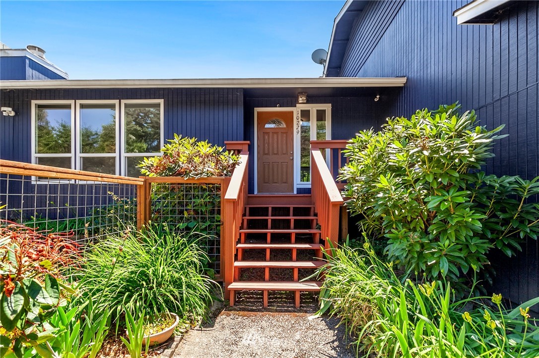 10229 26th Avenue Southwest Seattle, WA 98146 - Photo 3 of 40 Gallery Image 3