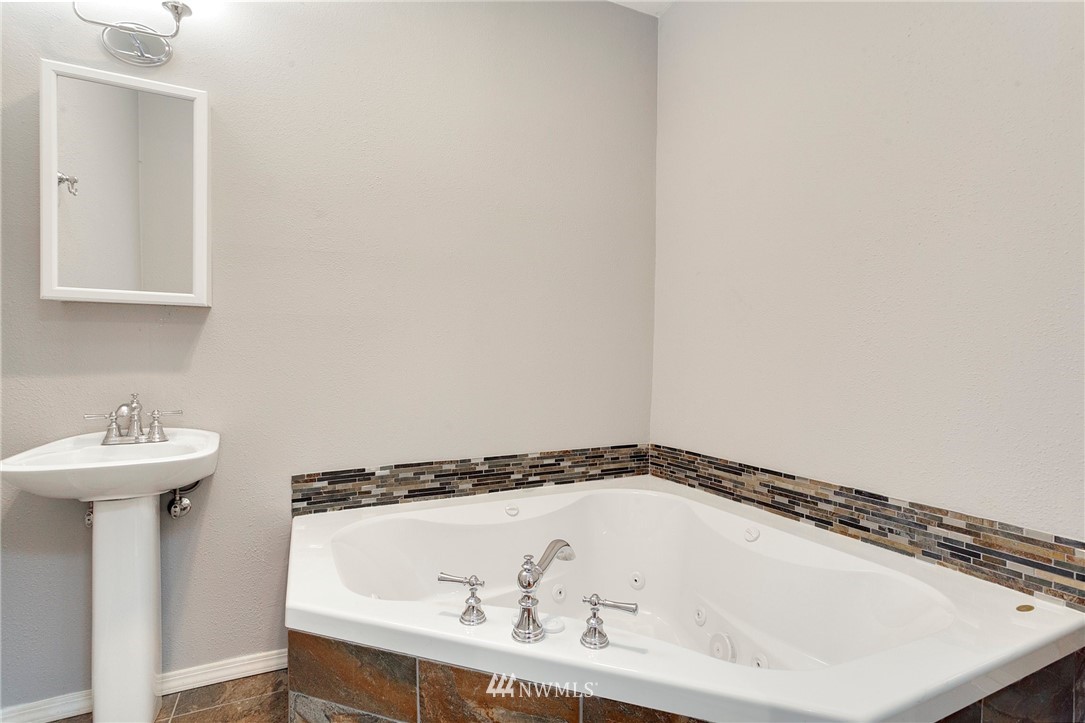 10229 26th Avenue Southwest Seattle, WA 98146 - Photo 30 of 40 Gallery Image 30