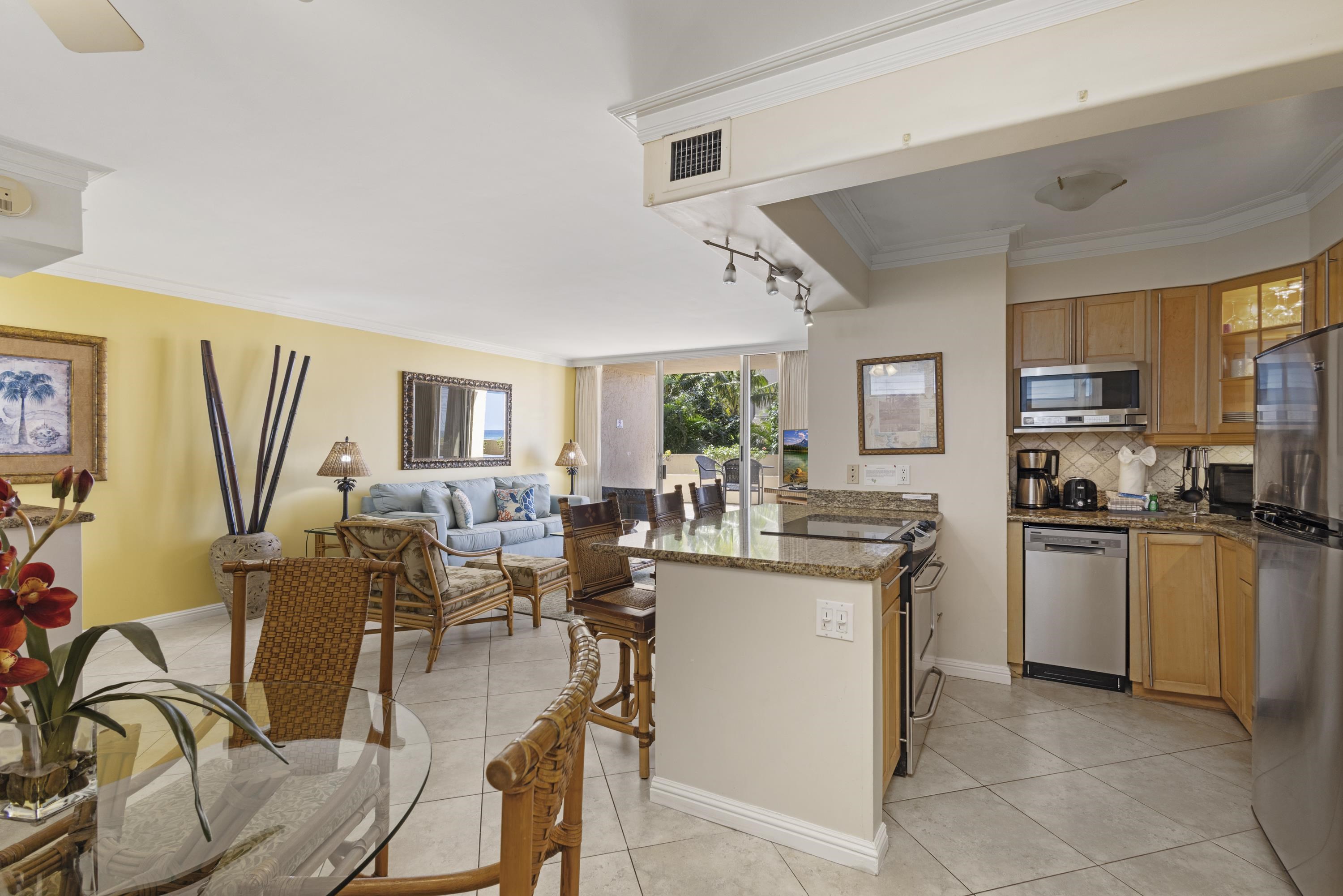 4365 Lower Honoapiilani Road, Unit 115 Lahaina, HI 96761 - Photo 7 of 44 a very nice looking open dining room with kitchen island