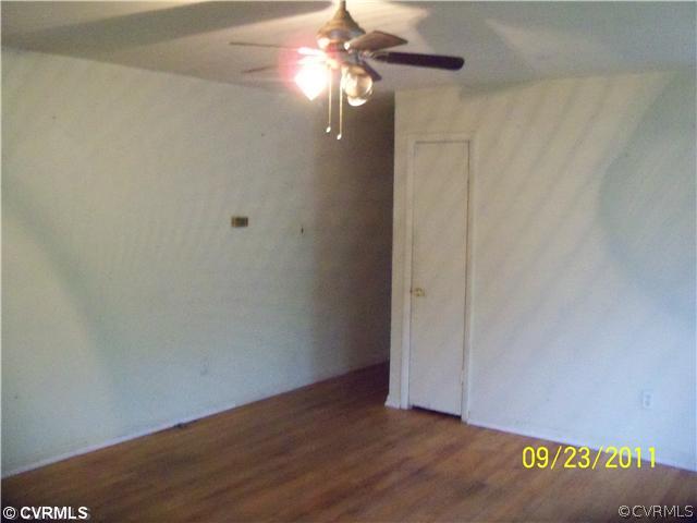 16445 Courtney Road Hanover, VA 23069 - Photo 3 of 8 Living Room
