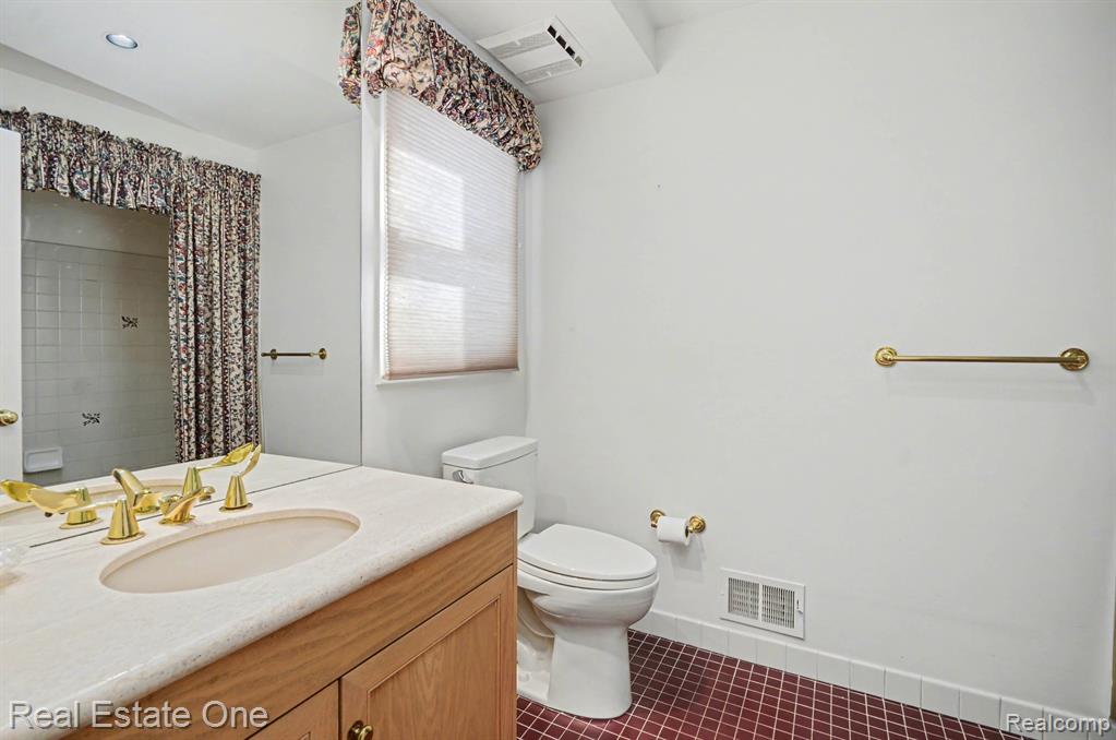 5840 Inkster Road West Bloomfield, MI 48323 - Photo 36 of 47