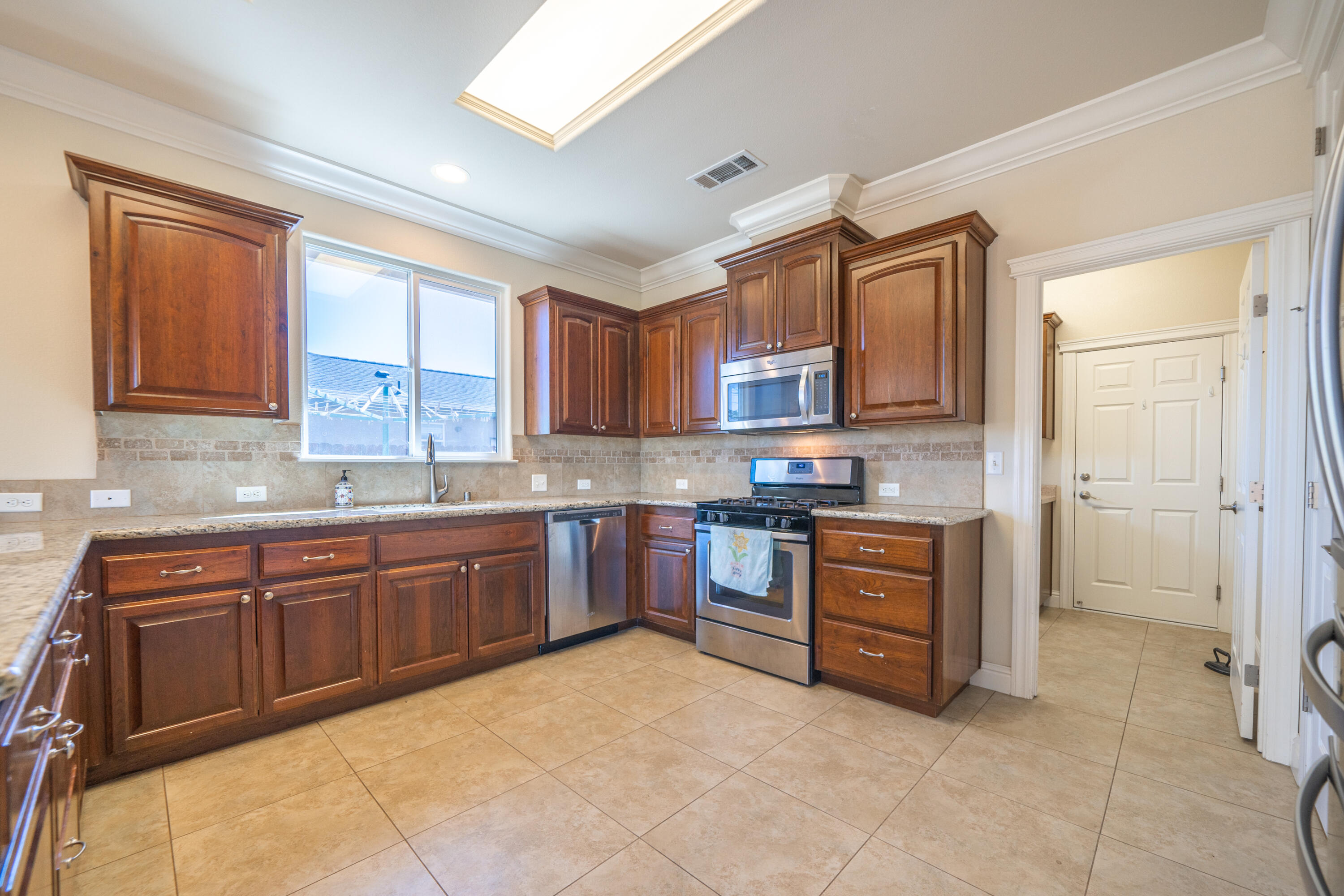 580 Grants Pass Place Redding, CA 96003 - Photo 14 of 31 Interior-9