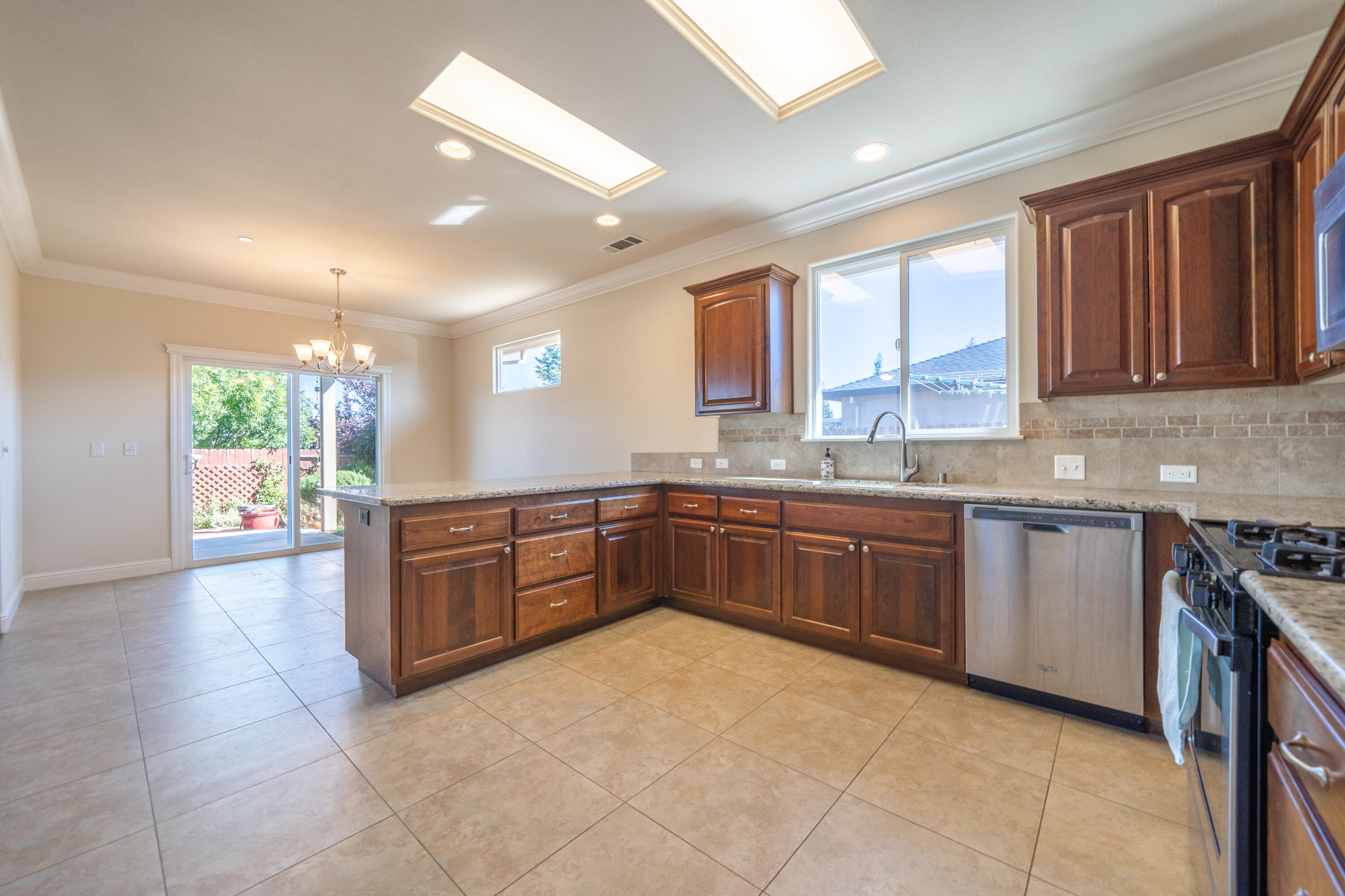 580 Grants Pass Place Redding, CA 96003 - Photo 15 of 31 Interior-10