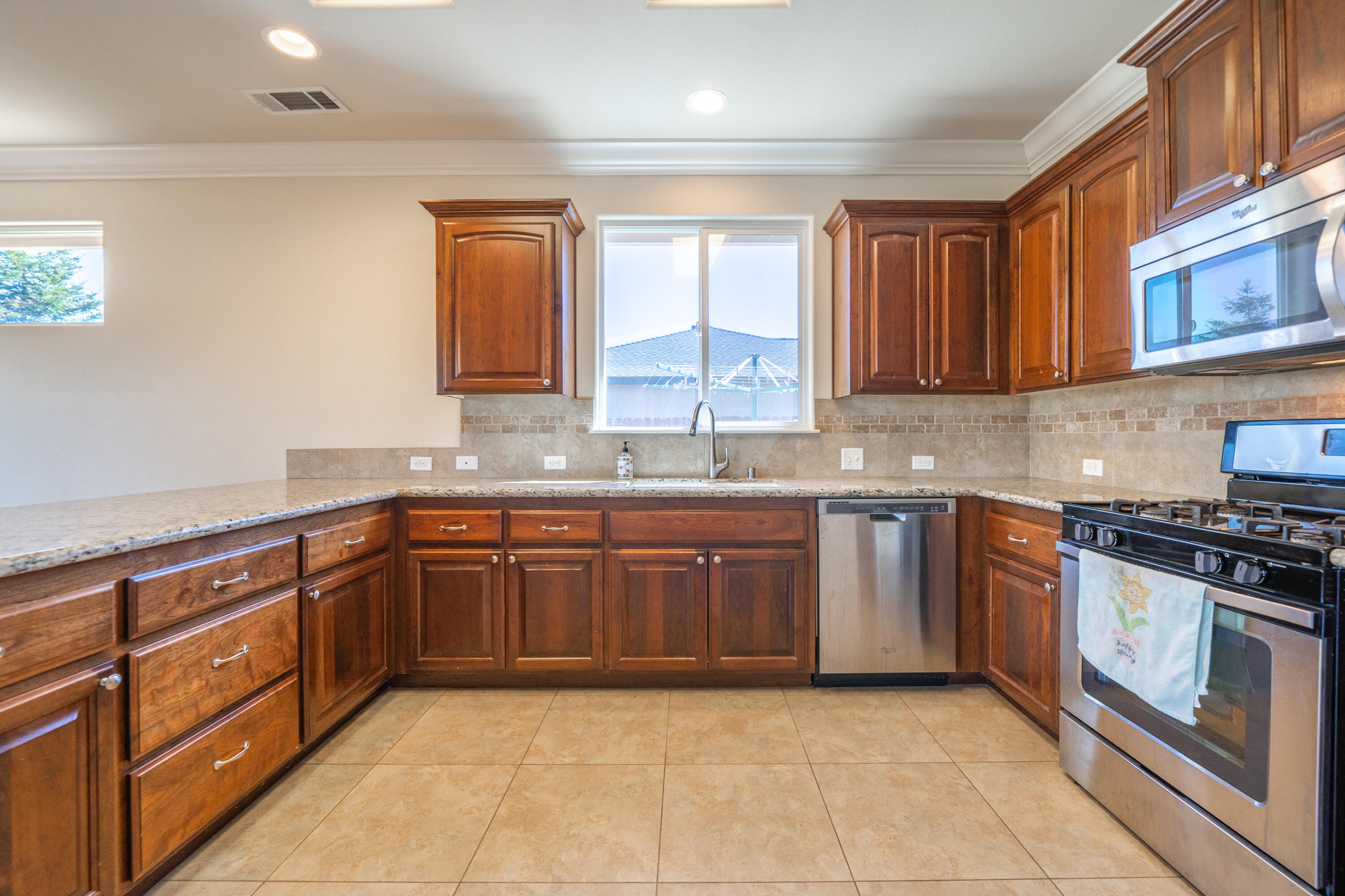 580 Grants Pass Place Redding, CA 96003 - Photo 16 of 31 Interior-11