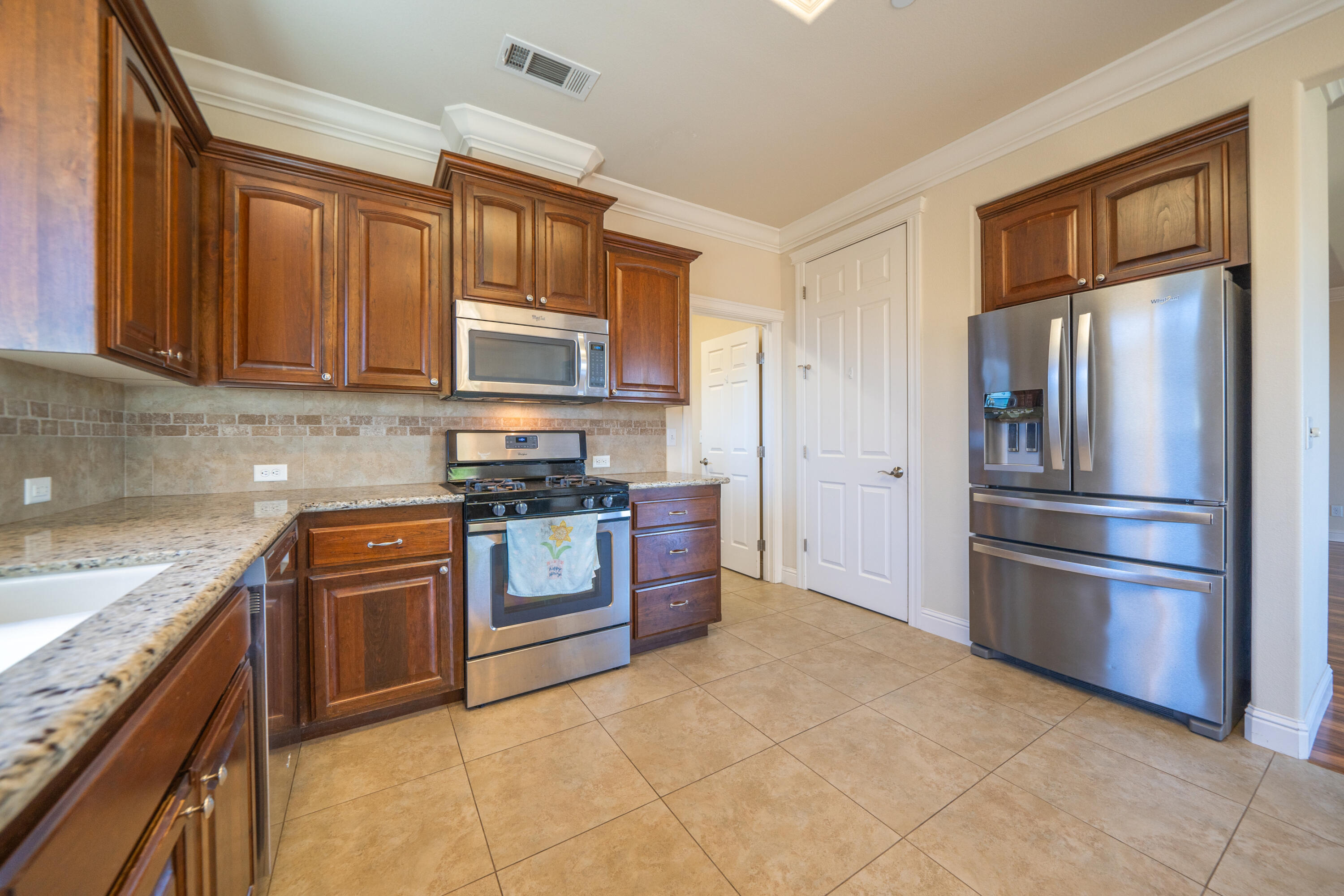 580 Grants Pass Place Redding, CA 96003 - Photo 17 of 31 Interior-12