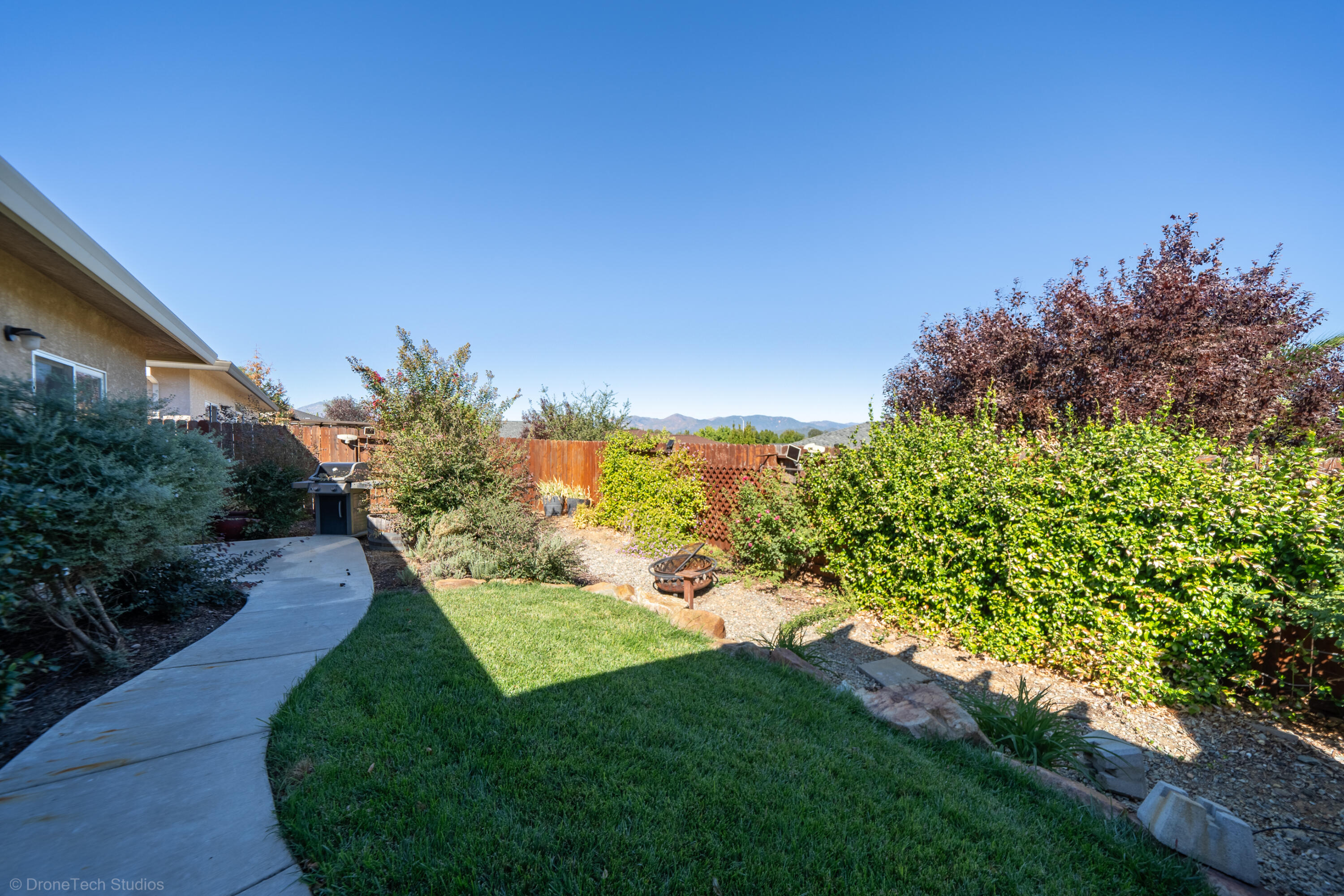 580 Grants Pass Place Redding, CA 96003 - Photo 6 of 31 Backyard1