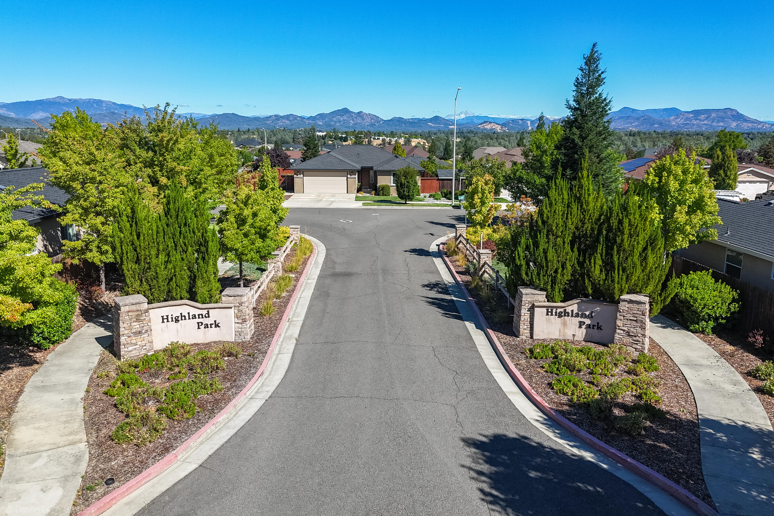 580 Grants Pass Place Redding, CA 96003 - Photo 9 of 31 Subdivision Entr 1-17