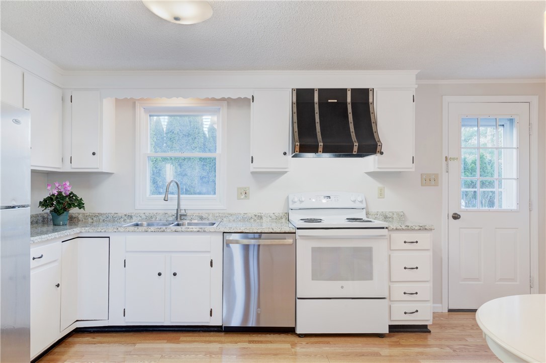 35 Corys Court Portsmouth, RI 02871 - Photo 6 of 23