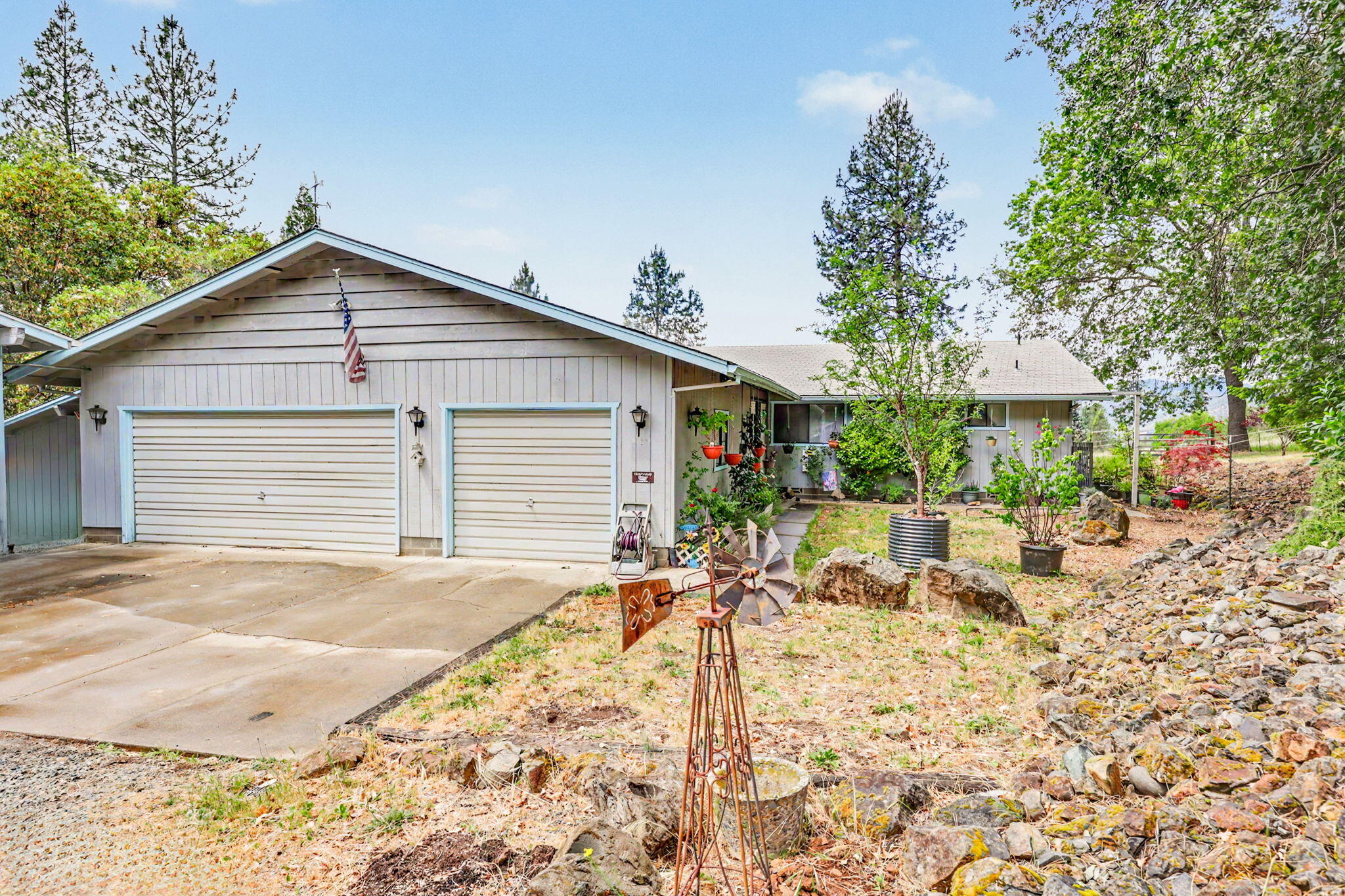 758 Summit Loop Grants Pass, OR 97527 - Photo 3 of 40