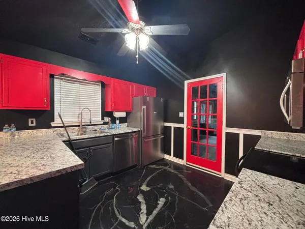 $1,600 | 402 Lancaster Court, Jacksonville, NC 28540