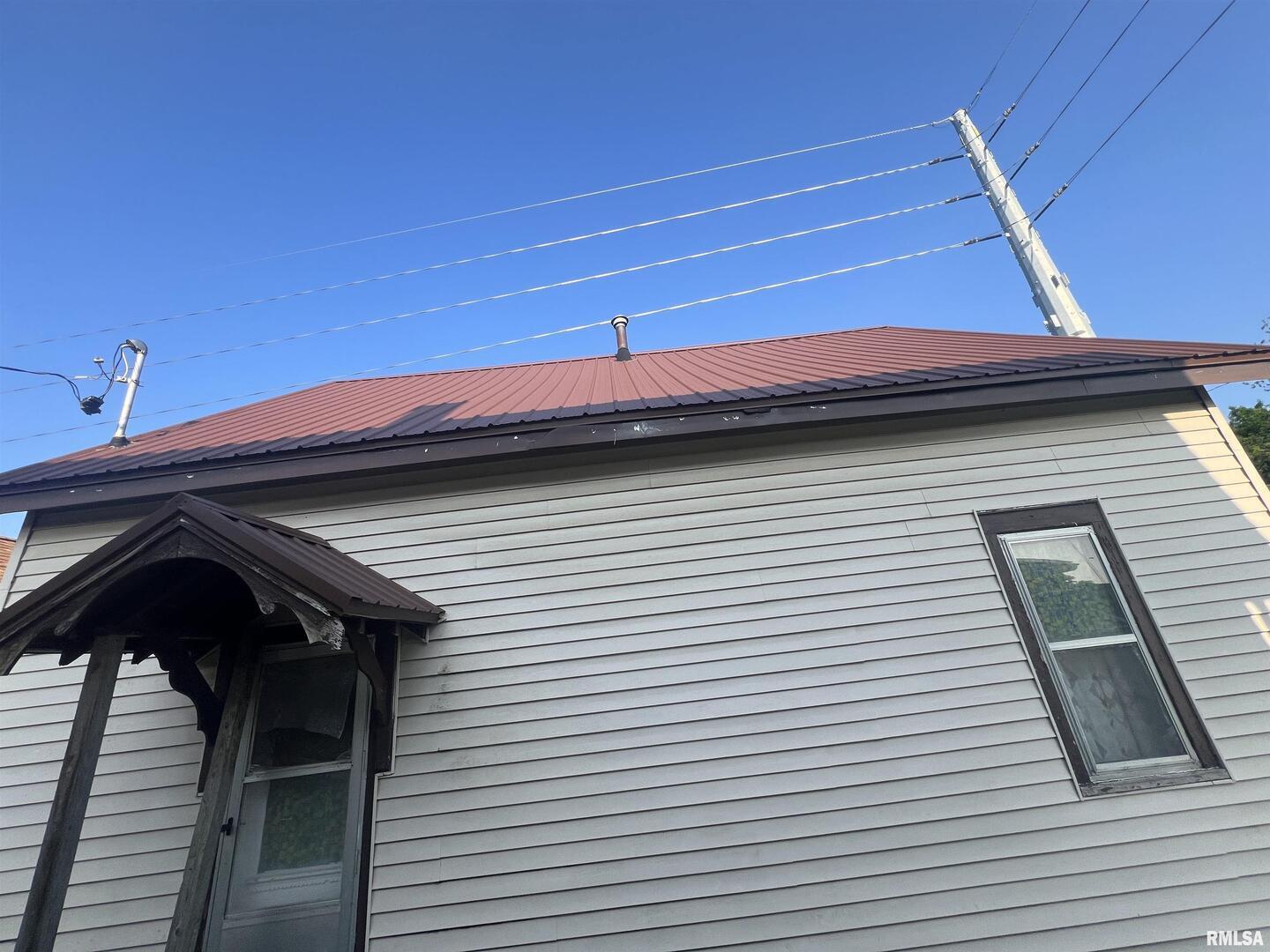 103 South 6th Street Clinton, IA 52732 - Photo 7 of 7 a view of entryway