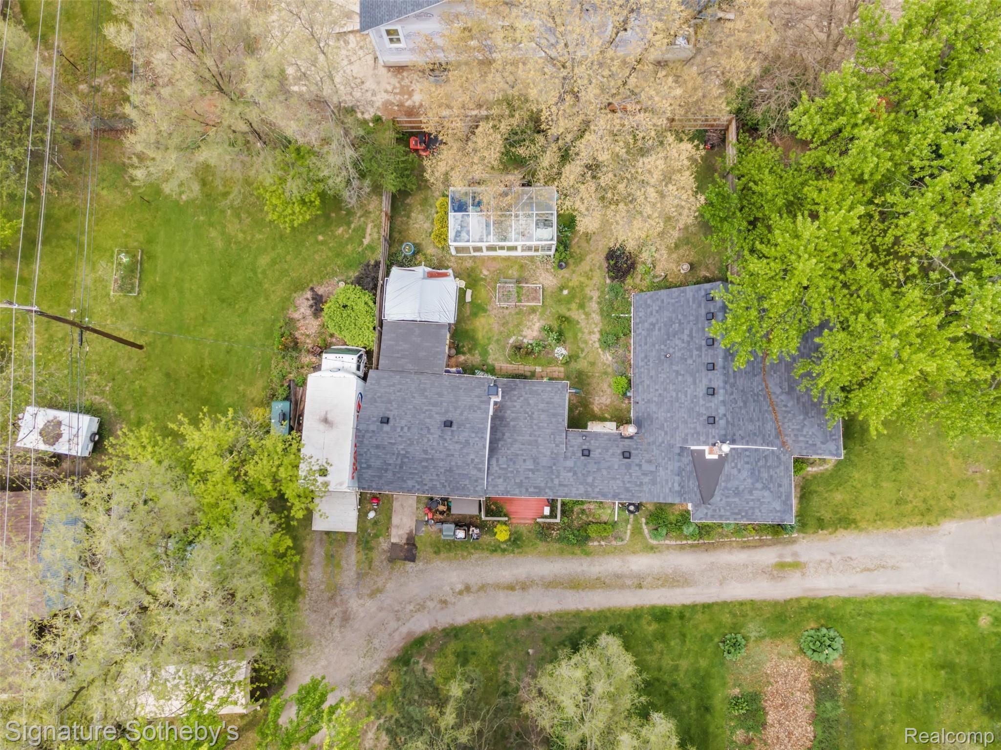 2694 Hessel Avenue Rochester, MI 48307 - Photo 12 of 15 2B617BE7-24D0-4CC3-B3E8-9AF73E45FC22.jpeg