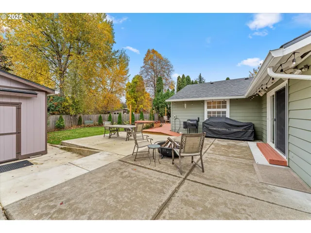 a view of a backyard