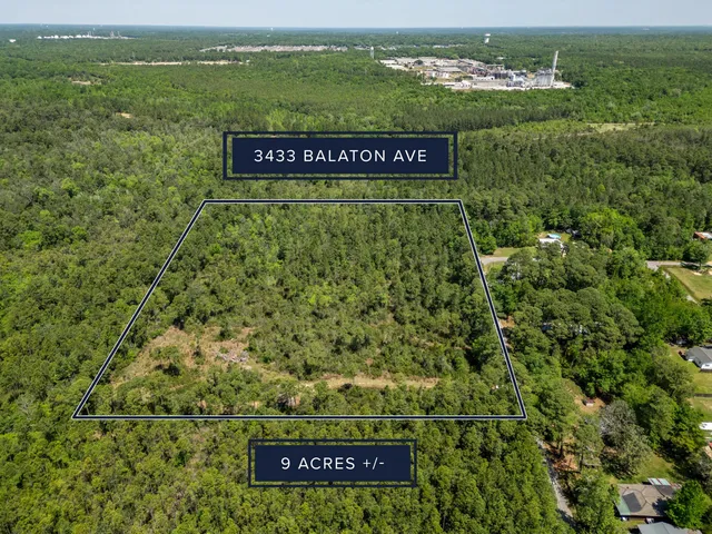 a sign that is sitting on a brick wall