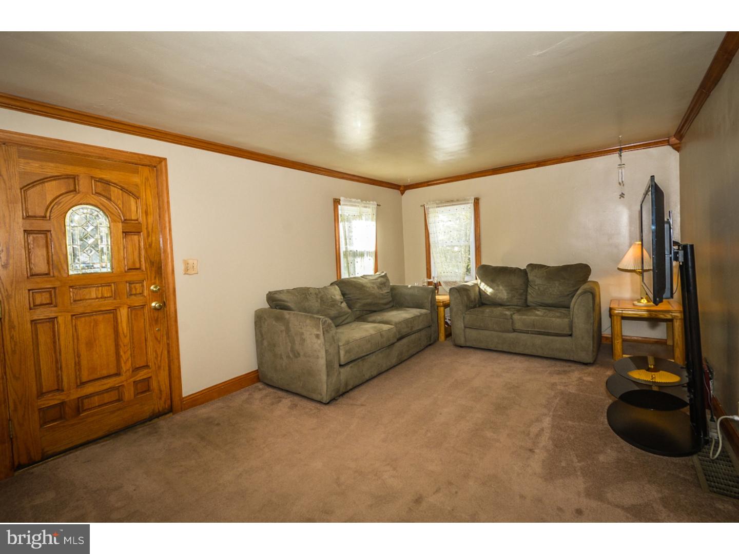 416 Crescent Road Hatboro, PA 19040 - Photo 7 of 24 Living Room