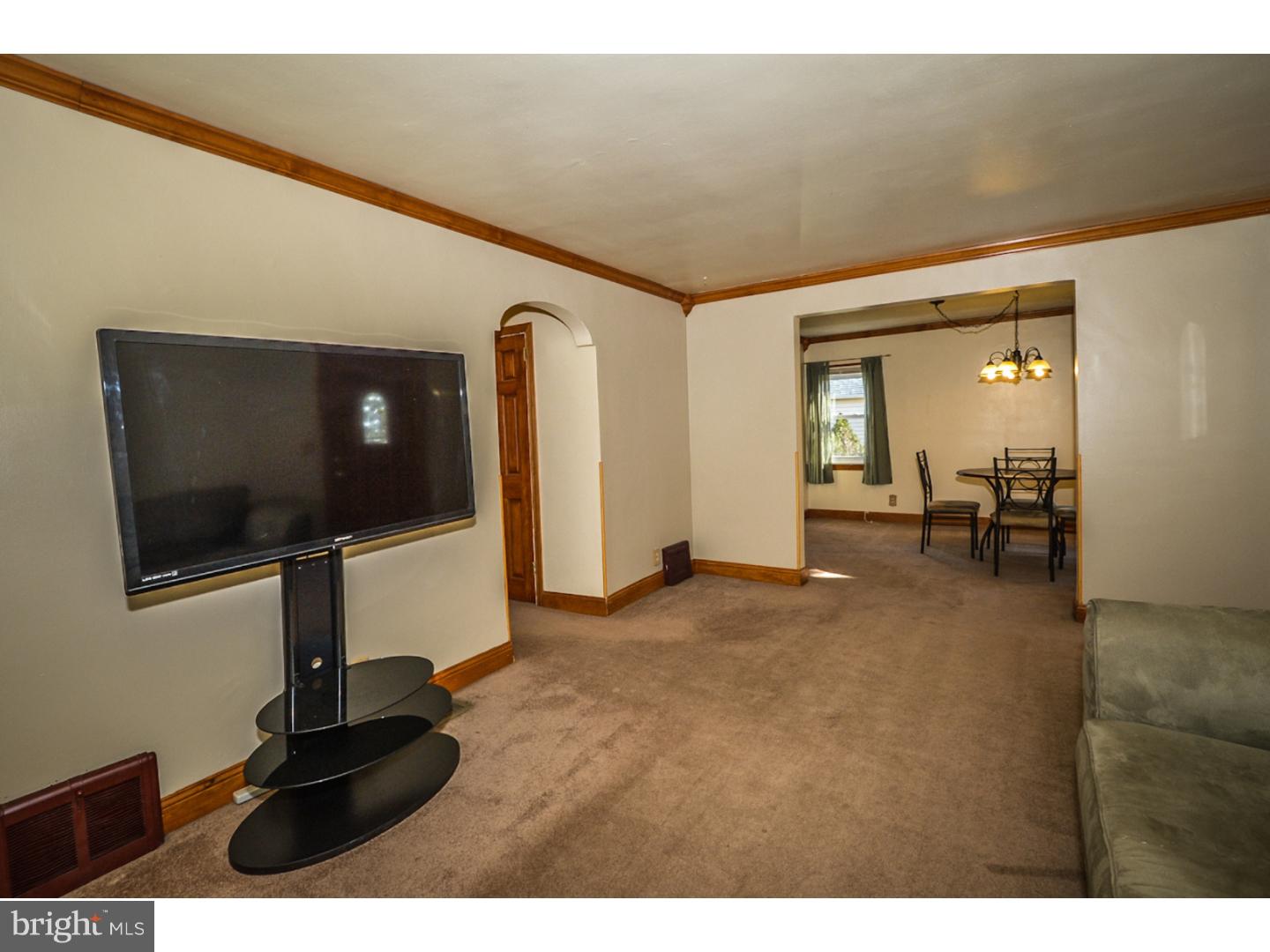 416 Crescent Road Hatboro, PA 19040 - Photo 8 of 24 Living Room