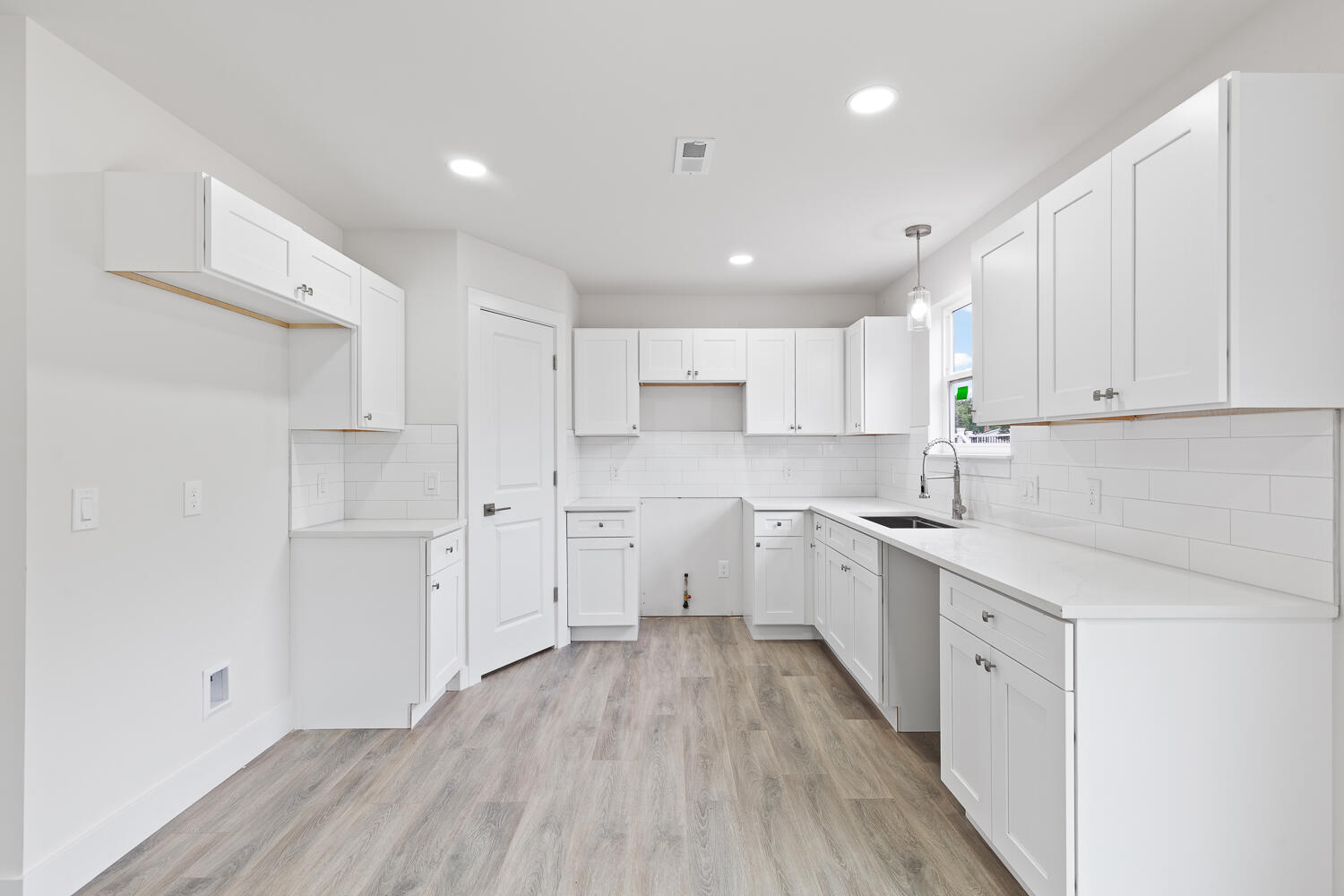 2515 Clinton Way Jackson, MI 49201 - Photo 8 of 34 2011-Green-Acres-Dr-1008