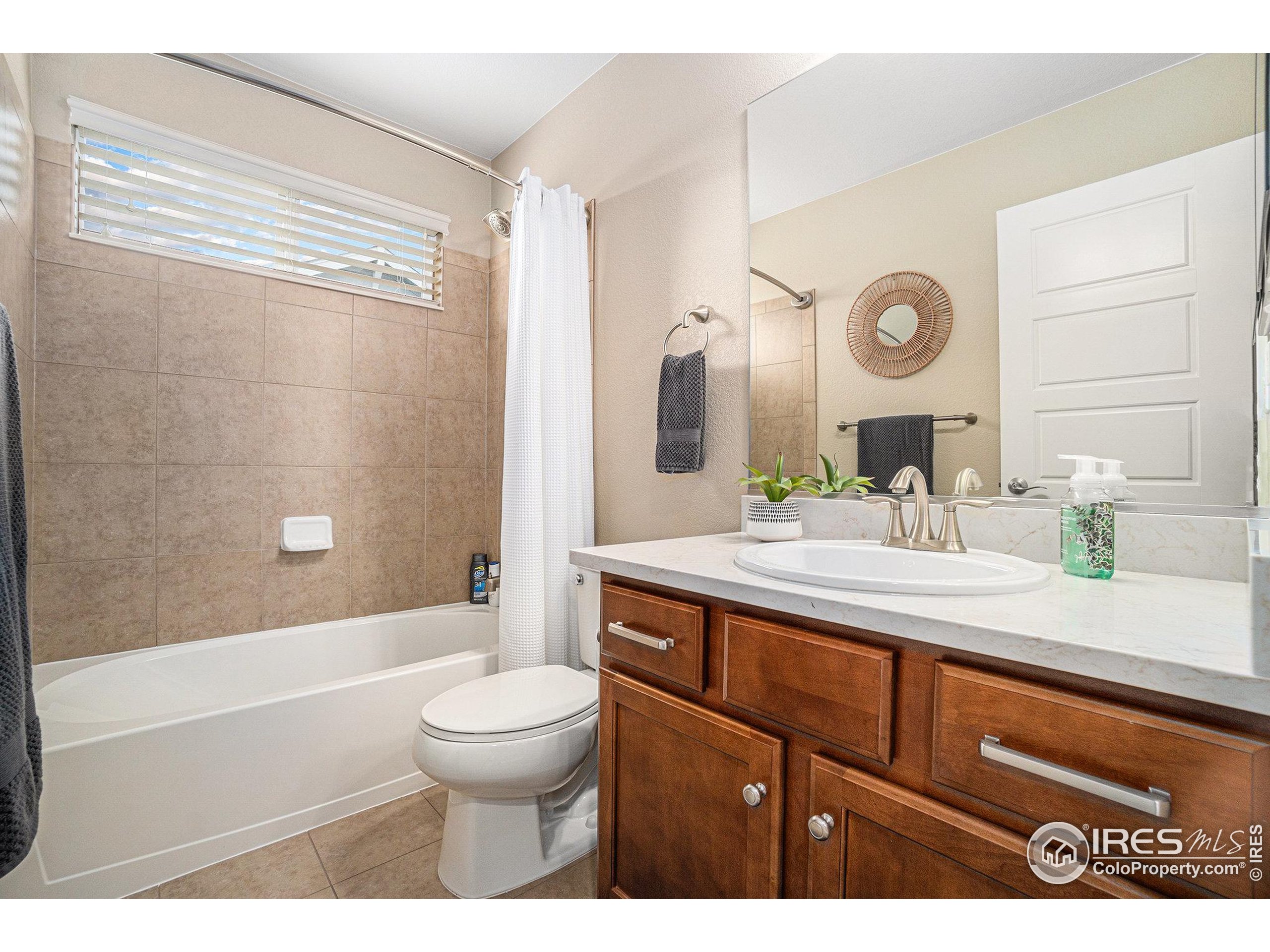 5622 Foxfire Street Timnath, CO 80547 - Photo 22 of 34 a bathroom with a sink a toilet and a bathtub