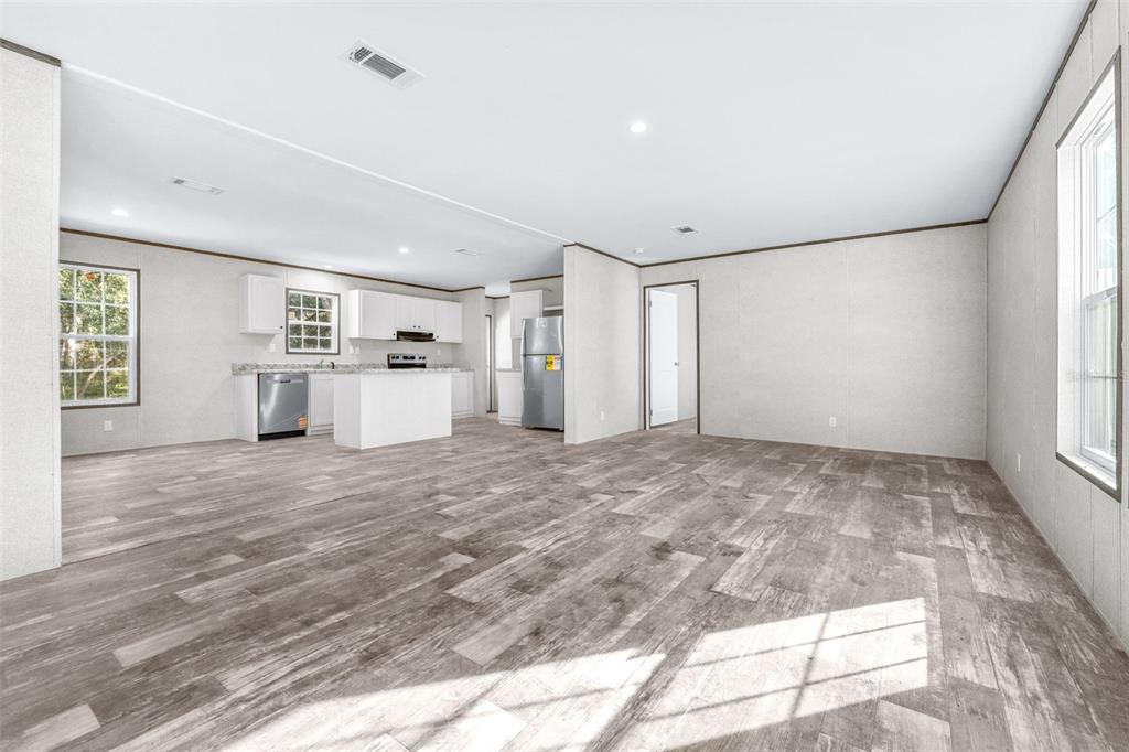 892 Southwest 124th Lane Webster, FL 33597 - Photo 5 of 29 a big room with closet and windows