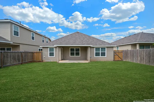 a view of a house with backyard