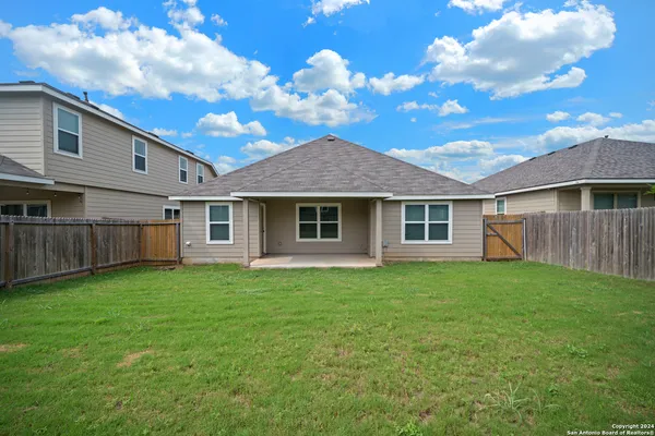 a view of a house with backyard