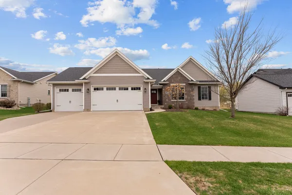 $640,000 | 4937 Lakeside Drive, Bettendorf, IA 52722