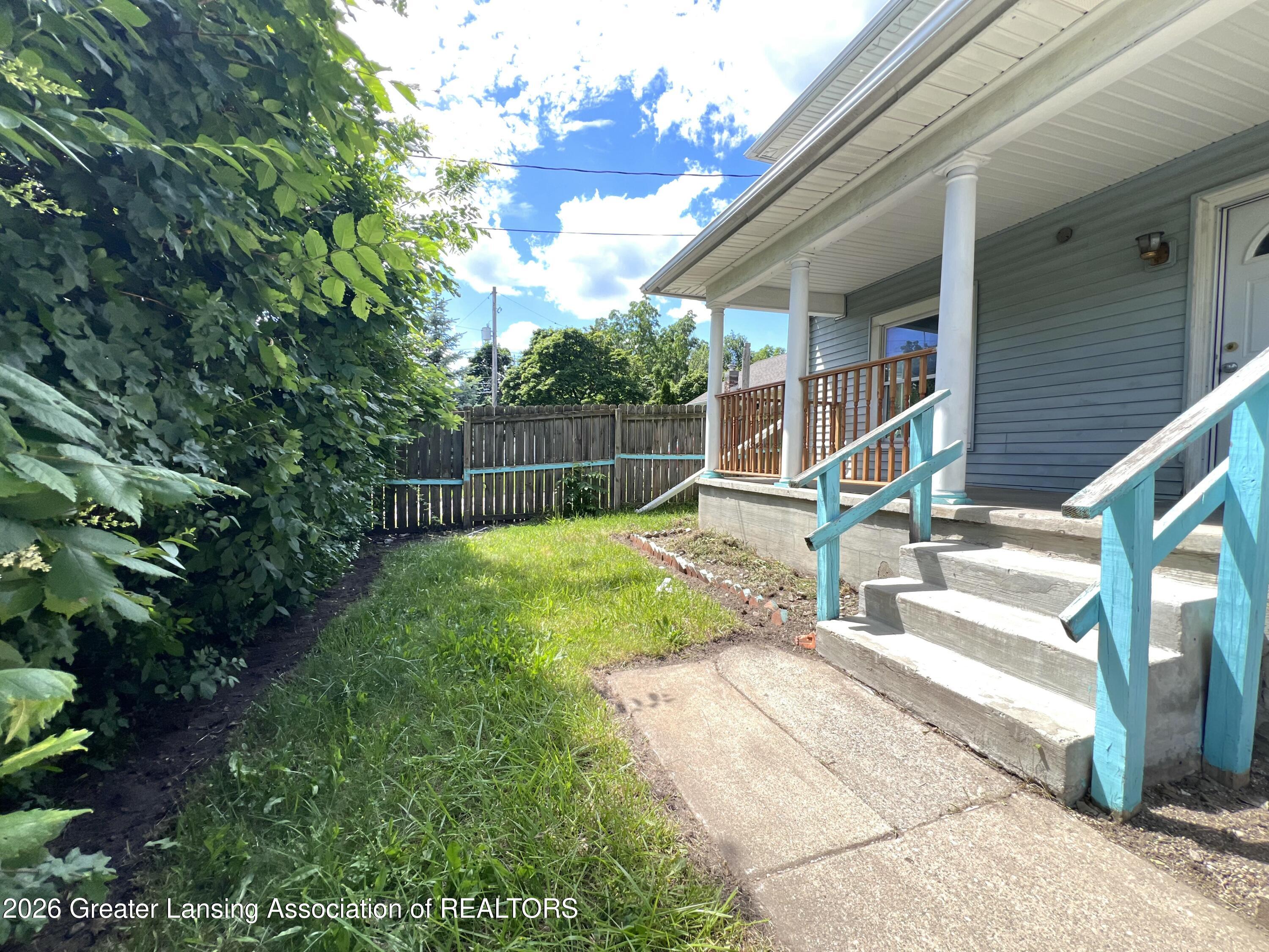 933 Porter Street Lansing, MI 48906 - Photo 3 of 30 418395F9-C2EF-4E8A-82D4-B2FD48A14D4E