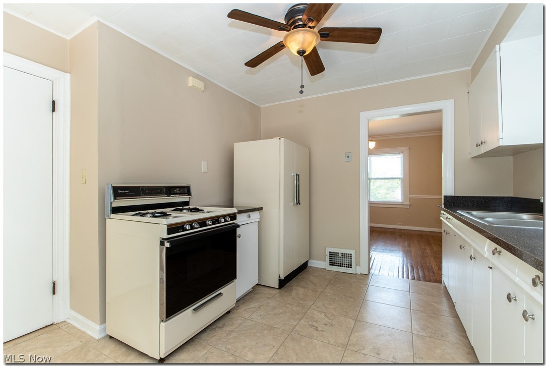 1399 Dill Road Cleveland, OH 44121 - Photo 13 of 35