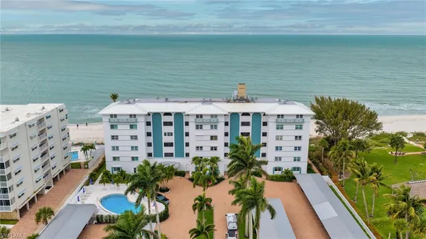 $5,500,000 | 2011 Gulf Shore Boulevard North, Unit 64, Naples, FL 34102