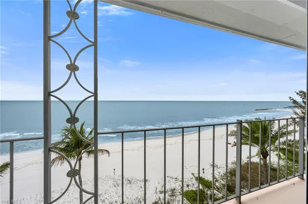 $5,500,000 | 2011 Gulf Shore Boulevard North, Unit 64, Naples, FL 34102