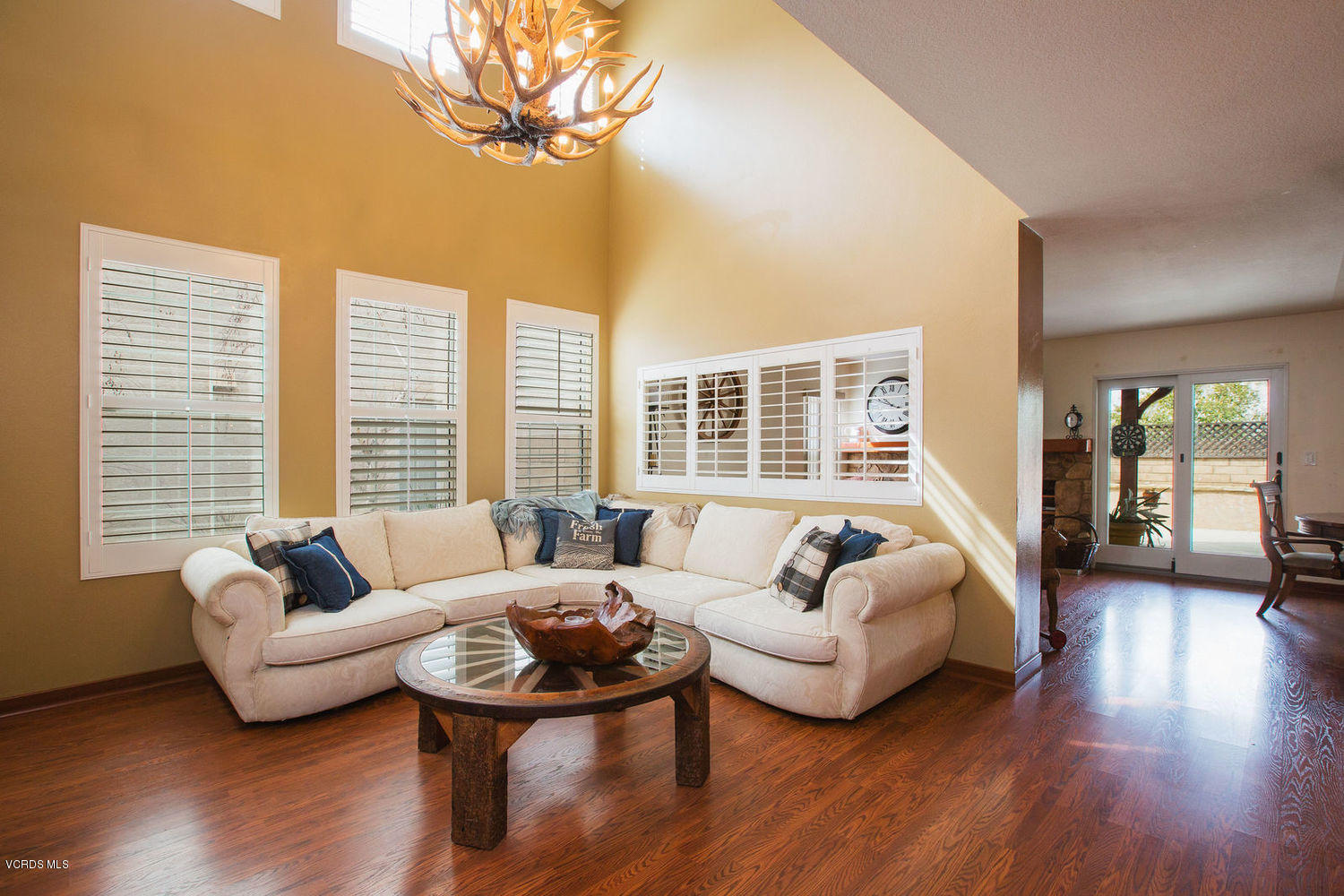 1739 Empty Saddle Road Simi Valley, CA 93063 - Photo 3 of 19 004_4living_room