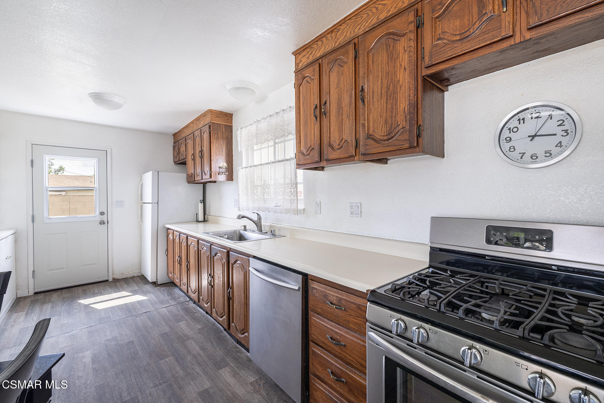 1620 Spence Street Simi Valley, CA 93065 - Photo 10 of 28 Spence8