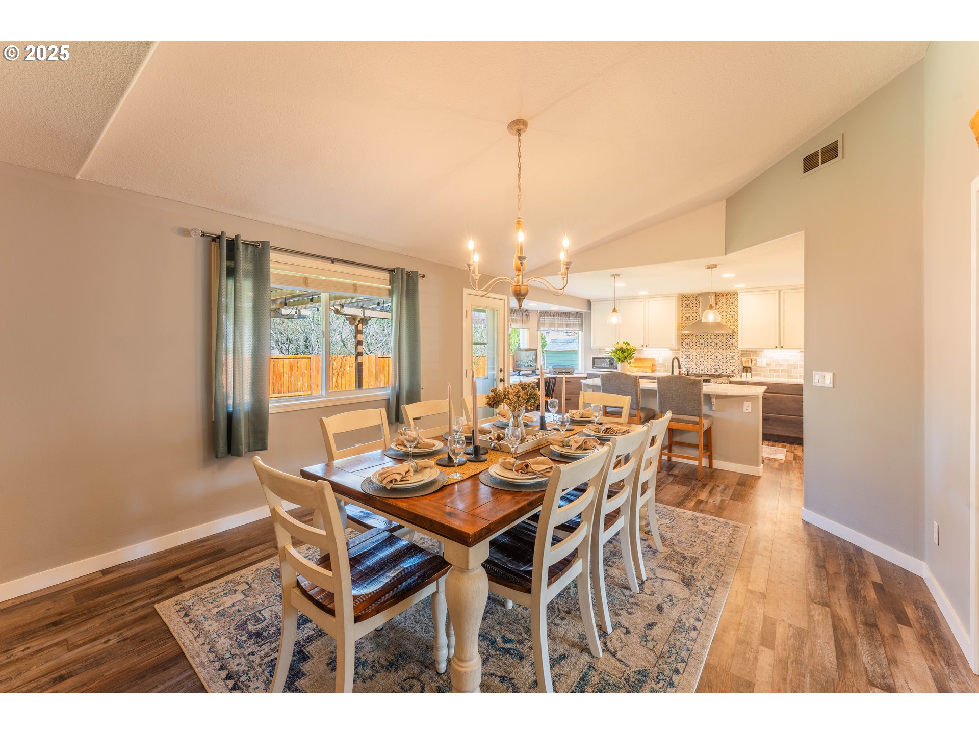 3983 Southeast 30th Street Gresham, OR 97080 - Photo 15 of 34 a dining room with furniture and window