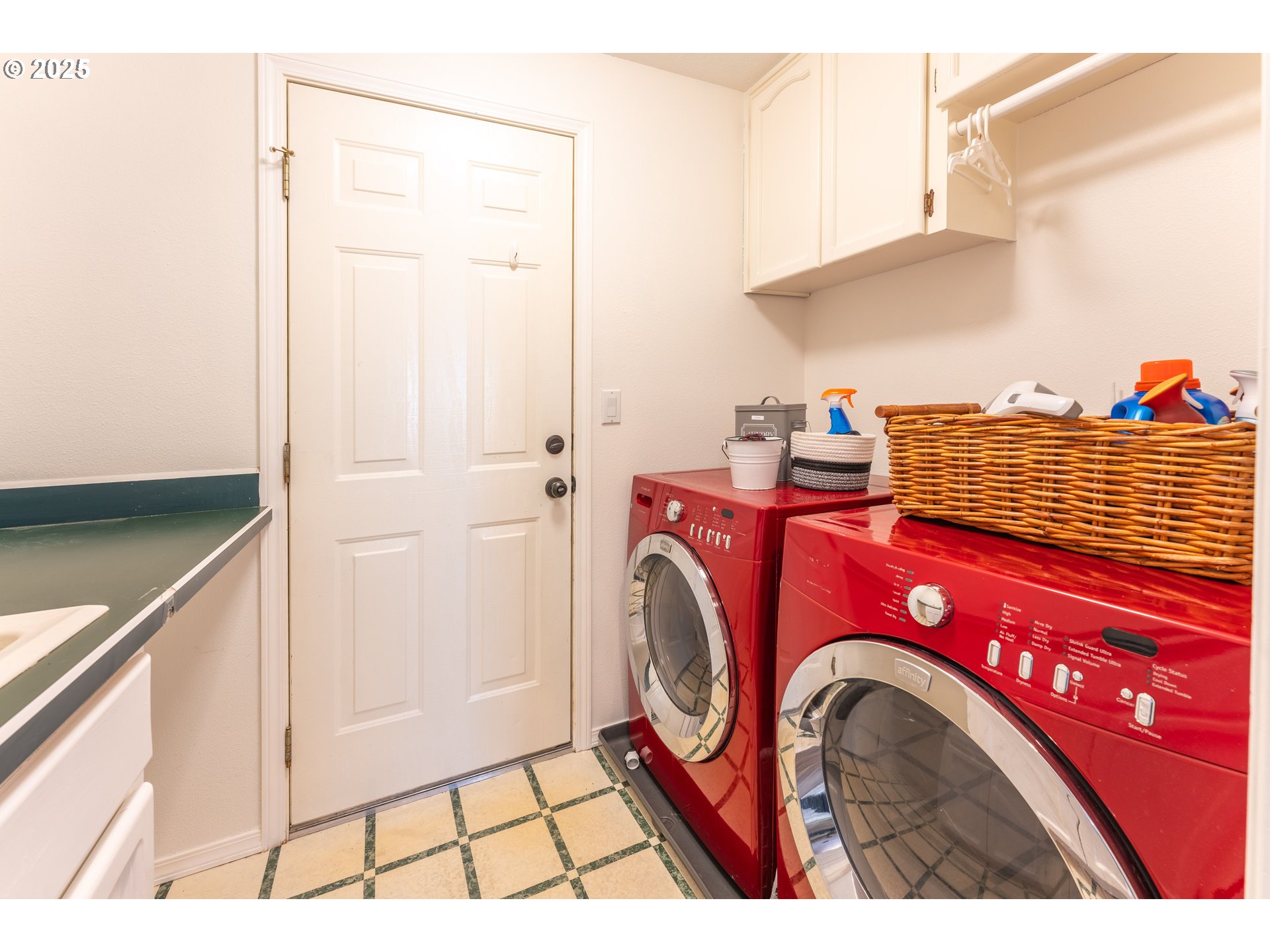 3983 Southeast 30th Street Gresham, OR 97080 - Photo 28 of 34 a utility room with dryer and washer