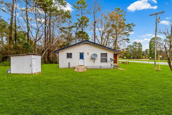 a view of a house with backyard
