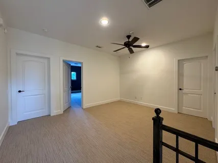 a view of empty room with a ceiling fan